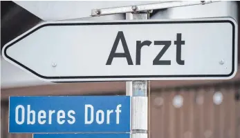  ?? FOTO: ARMIN WEIGEL/DPA ?? Die Landarztqu­ote will dafür sorgen, dass man solche Schilder auch in Zukunft noch sieht.