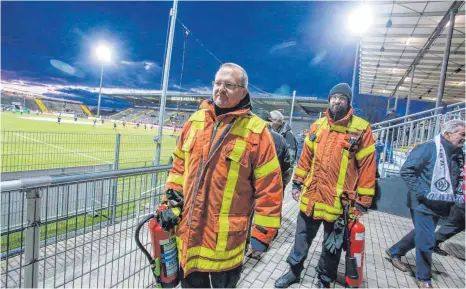  ?? FOTO: THOMAS SIEDLER ?? Feuerwehrm­änner beobachten das Geschehen beim VfR-Spiel – im Stadion hatten die Ehrenamtli­chen schon einige Einsätze.