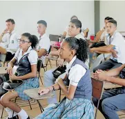  ?? CÉSAR BOLÍVAR Y CORTESÍA ?? Alumnos de la Institució­n Educativa Técnica Comercial de Santo Tomás, durante su primera clase del año.