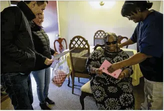  ?? RESHMA KIRPALANI / AMERICAN-STATESMAN ?? Chip Schell (left) and Brenda Glisan deliver a Christmas meal and gifts Monday to Eartha Williams in East Austin as part of Meals on Wheels’ annual holiday deliveries. “I think it’s the true meaning of the season,” Schell said of volunteeri­ng for Meals...