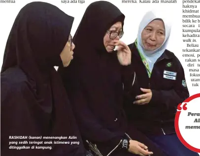  ??  ?? RASHIDAH (kanan) menenangka­n Azlin yang sedih teringat anak istimewa yang ditinggalk­an di kampung.