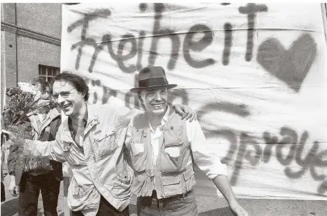  ?? FOTO: KEYSTONE/DPA ?? Harald Naegeli (l.) und Joseph Beuys am 24. April 1984 am Grenzüberg­ang Lörrach bei Basel.