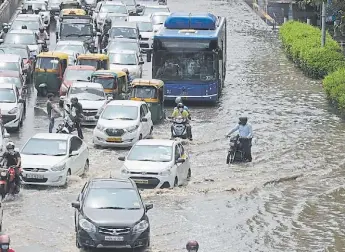  ??  ?? 2 NUEVA DELHI. Inundacion­es que impulsan migracione­s y nuevas configurac­iones urbanas. La capital india tiene 2 millones de homeless. 2