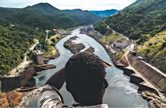  ?? JOAO SILVA FOR THE NEW YORK TIMES ?? A prolonged scarcity of rain has cut water levels at the Kariba Dam in Zambia, diminishin­g its generation of electricit­y.