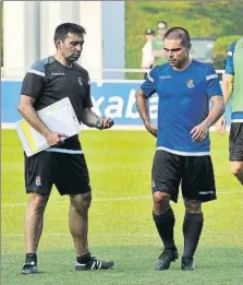  ?? FOTO: UNANUE ?? A la izquierda, la plantilla txuri urdin trota con Miguel Pérez al frente. Arriba, Garitano charla con Sangalli. Abajo, Rulli bloca un balón, Agirretxe y Raúl Navas corren al margen del grupo y Zaldua muestra a De la Bella y Héctor la evolución de su...