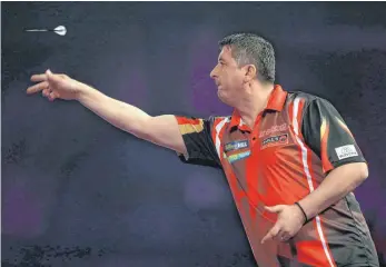  ?? FOTO: DPA ?? Gegen ihn hat Martin Kramer von den Dartfreund­en Leutkirch bei einem Turnier am Bodensee schon gewonnen: Weltklasse­spieler Mensur Suljovic aus Österreich in Aktion bei der aktuellen Darts-WM in London.