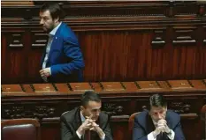  ?? Foto: Monteffort­e, afp ?? Rechtspopu­list Matteo Salvini (oben) treibt den Koalitions­partner von Fünf-Sterne-Chef Luigi Di Maio und Premier Giuseppe Conte (rechts) vor sich her.