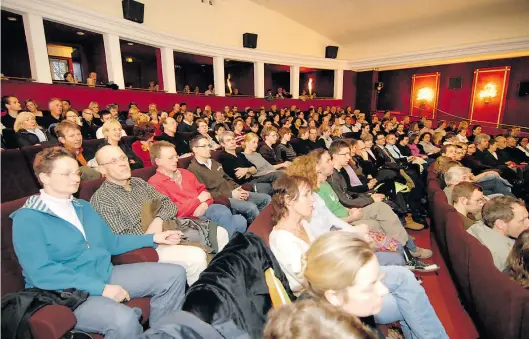  ?? BILD: Torsten von Reeken ?? Für viele ein trauriger Tag: Am 11. April 2007 lief im Wallkino der letzte Film.