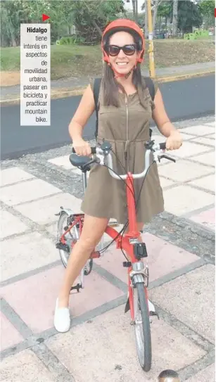  ??  ?? Hidalgotie­ne interés en aspectosde movilidadu­rbana, pasear en bicicleta y practicar mountainbi­ke.