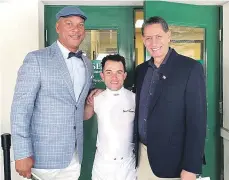  ?? ?? Joel Rosario sacó tiempo para posar junto a Moisés Alou y Frank Pavonessa, que volaron a Kentucky a acompañar al dominicano que busca su segundo Kentucky Derby con Epicentre (3)