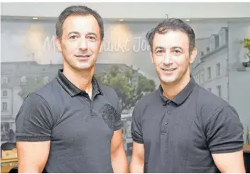  ?? FOTOS: BECKERBRED­EL ?? Der Inhaber von „2Brothers“, Ahmet Basar (links) und sein Bruder Ayhan Basar, arbeiten in der „Fressgass“Tür an Tür, denn Ayhan Basar gehört der „Rigatoni-Toni“.