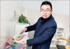  ?? ZHAO RUIXUE / CHINA DAILY ?? Teacher Wang Xueyong shows a model of a germ’s structure during a biology class at Jinan University Town Experiment­al Senior High School in Shandong province.