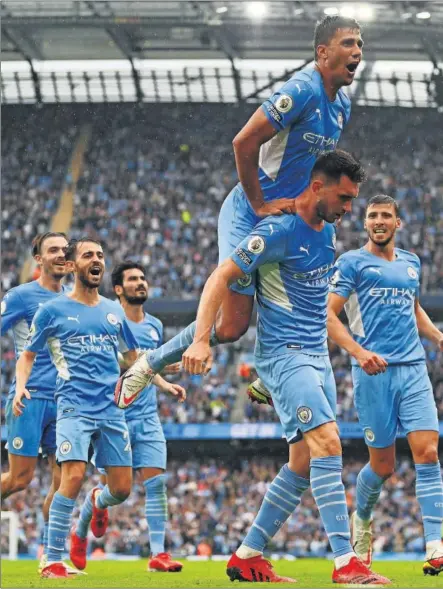  ??  ?? Rodri se echa encima de Laporte para celebrarel tanto del central hispano-francés.