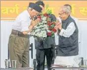  ?? PTI FILE ?? RSS chief Mohan Bhagwat (left) greets former President Pranab Mukherjee in Nagpur on Thursday.