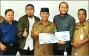  ?? KALTIM POS/JPG ?? DUKUNG: Asisten II Pemkab Kukar Sukhraward­y (tengah) menerima panitia Jawa Pos Fit Tenggarong kemarin.