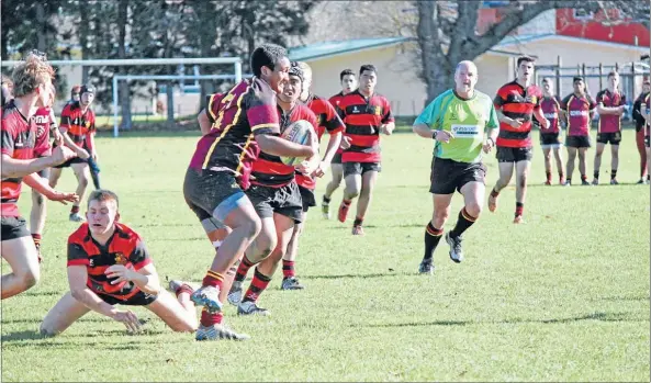  ?? Photo: ABBY BROWN ?? Matamata’s Cole Tuhakarain­a cuts through Hamilton Boys’ High School players.