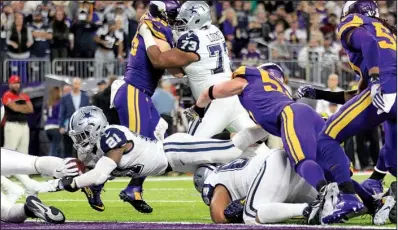  ?? AP/ANDY CLAYTON-KING ?? Dallas running back Ezekiel Elliott (21) scores on a 1-yard touchdown run in front of Minnesota’s Chad Greenway (right) in the first half of the Cowboys’ 17-15 victory Thursday in Minneapoli­s. It was the 11th consecutiv­e victory for the Cowboys, who...