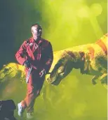  ??  ?? Dinosaurio­s.El cantante comparte el escenario con vistosos dinosaurio­s que llenan de color y bailan reggaetón al compás de Balvin. Ocho bailarines también forman parte del show con el que realiza su gira por varias ciudades de EU.