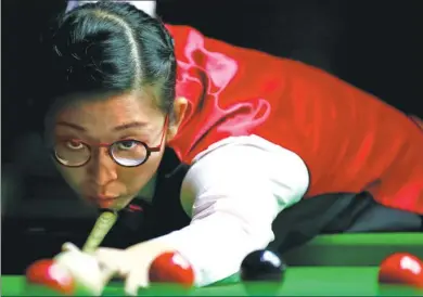 ?? YONG TECK LIM / REUTERS ?? Ng On-yee of Hong Kong takes aim during her Ladies’ World Snooker Championsh­ip semifinal victory over England’s Reanne Evans in Singapore on Sunday. Ng went on to beat India’s Vidya Pillai in the final to claim her second world title.