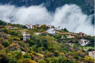  ??  ?? La aldea tibetana de Zhonglu envuelta en la niebla.