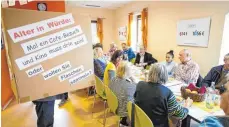  ?? FOTO: ROLF SCHULTES ?? Im Rahmen ihrer „36-Stunden-Aktion“hat die KAB an einer langen Mittagstaf­el im „Carisina“in Weingarten über das Thema „Altersarmu­t“diskutiert.