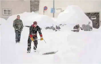  ?? –KEYSTONE ?? Comme à Hospental, de nombreuses régions ont subi d’importante­s chutes de neige ce week-end.