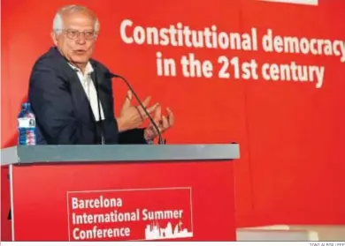  ?? TONI ALBIR / EFE ?? El ministro de Asuntos Exteriores, Josep Borrell, interviene ayer en Barcelona en unas jornadas en Barcelona.