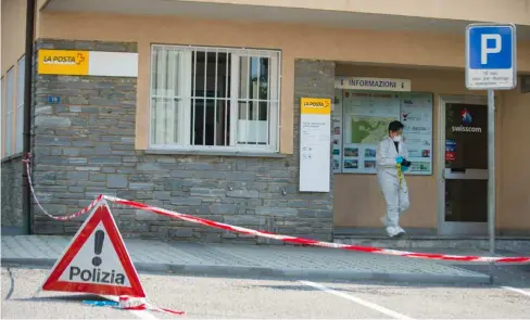  ?? TI-PRESS ?? I rilievi della Polizia scientific­a dopo il colpo il 13 luglio 2018 all’ufficio postale di Canobbio