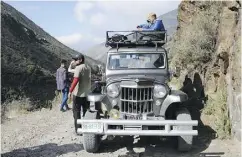  ?? SARAH STAPLES / DRIVING. CA ?? Driving through Mexico with a Jeep Willys Traveller.