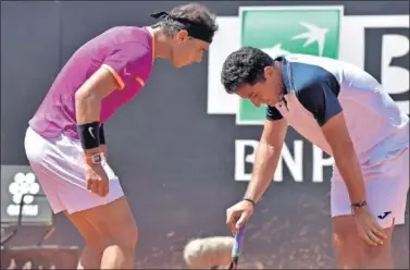  ??  ?? MAL APOYO. Rafa Nadal cruzó la pista para interesars­e por Almagro, que efectuó un mal apoyo.