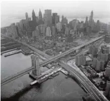  ??  ?? «Vista aérea de Manhattan» y «Entrada en la calle Reade», ambas de 1967