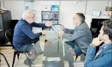  ?? ?? Jean-François Portarrieu découvre un modèle de claviers souples présenté par Philippe, fondateur de la Sociét STIP