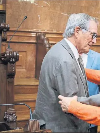  ??  ?? El regreso de Xavier Trias. El exalcalde convergent­e, un par de kilos más delgado pero visiblemen­te animado, se reincorpor­ó ayer a su actividad política tras pasar cuatro días ingresado en Vall d’Hebron a causa de una angina de pecho. Trias recibió...