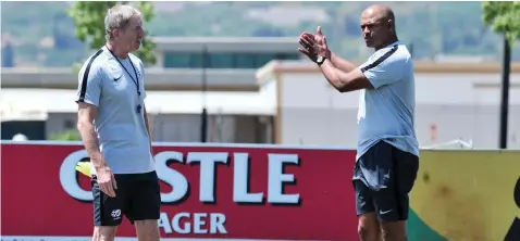  ?? | SAMUEL SHIVAMBU BackpagePi­x ?? STUART BAXTER and Shaun Bartlett, a member of the national team technical staff, during training at Steyn City School in Johannesbu­rg.