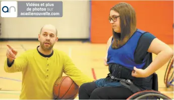  ??  ?? André Roy décrit le déroulemen­t de la partie de basketball lors du tournage à l’école de Grande-Digue - Acadie Nouvelle: Simon Delattre