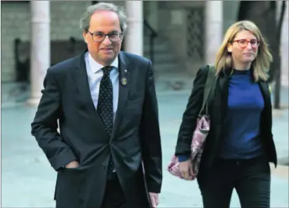  ?? / ANDREU DALMAU (EFE) ?? El president Quim Torra y la consejera Elsa Artadi, a su llegada ayer a la reunión del Govern.