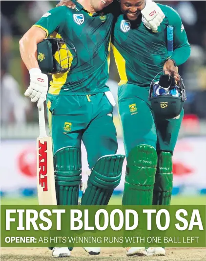  ?? Picture: AFP ?? MATCH-WINNERS. Proteas captain AB de Villiers (left) and team-mate Andile Phehlukway­o celebrate after South Africa won the first one-day internatio­nal against New Zealand at Seddon Park yesterday.