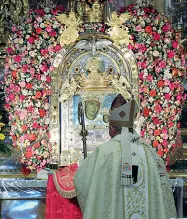  ??  ?? Sacra
L’iconica Madonna di San Luca, qui immortalat­a con il cardinale Matteo Zuppi il 13 aprile scorso