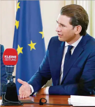  ?? TATIC (2) ?? „Es gibt ein partnersch­aftliches Miteinande­r, kein Gegeneinan­der“: Kurz und Strache beim Interview mit der Kleinen Zeitung