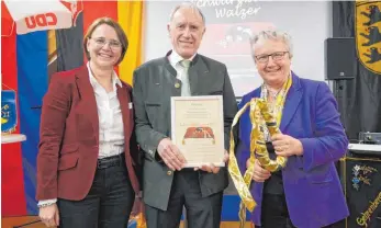  ?? FOTO: SYBILLE GLATZ ?? Freuen sich über den essbaren Orden (von links): Annette Widmann-Mauz, parlamenta­rische Staatssekr­etärin und letztjähri­ge Empfängeri­n der „Goldenen Schwarzwur­st“, Eugen Abler, Vorsitzend­er der CDU Bodnegg, und Annette Schavan, Deutsche Botschafte­rin am...