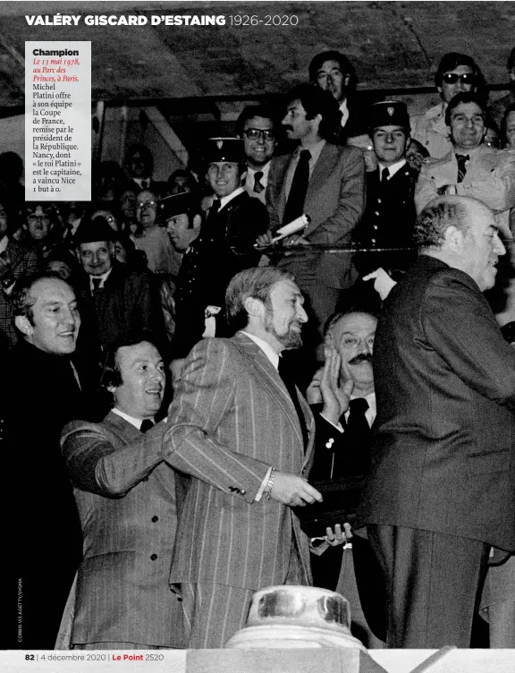  ??  ?? Champion
Le 13 mai 1978, au Parc des Princes, à Paris. Michel Platini offre à son équipe la Coupe de France, remise par le président de la République. Nancy, dont
« le roi Platini » est le capitaine, a vaincu Nice 1 but à 0.