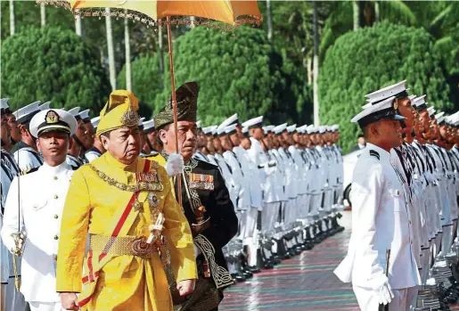  ??  ?? Sultan Sharafuddi­n inspecting the guard of honour at the opening of the state assembly meeting in Shah Alam in March this year.