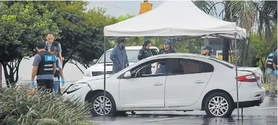  ?? EL TRIBUNO ?? Pericias. El conductor del auto blanco atropelló a 10 personas que caminaban por la banquina. Manejaba con 1,02 de alcoholemi­a.