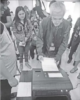  ?? ANDY ZAPATA JR. ?? Members of the media try the new vote counting machine at the Comelec regional office in Baguio City on Thursday.