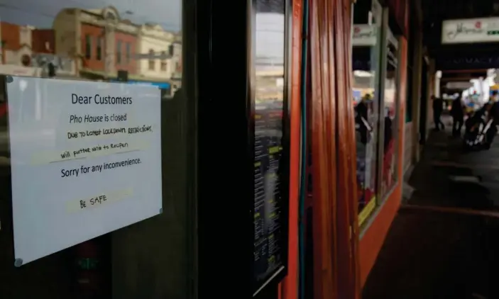  ?? Photograph: Reuters ?? A sign hangs on the door of a closed restaurant in Melbourne. Labor has seized on new figures showing there is one vacancy for every 13 jobseekers to demand the Coalition keep coronaviru­s income supports in place beyond September.