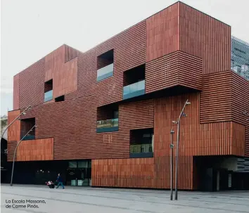  ??  ?? La Escola Massana, de Carme Pinós.