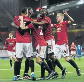  ?? FOTO: GETTY ?? Abrazo colectivo de un United que sufrió en Old Trafford