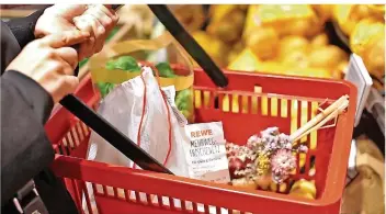  ?? FOTO: REWE ?? Rewe will mit alternativ­en Gemüsebeut­eln die Verwendung von Plastikbeu­teln einschränk­en.