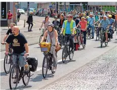  ?? FOTO: OLIVER DIETZE ?? Bei der dritten saarländis­che Radeldemo fuhren viele mit ihrem Fahrrad gemeinsam durch die Saarbrücke­r Innenstadt.