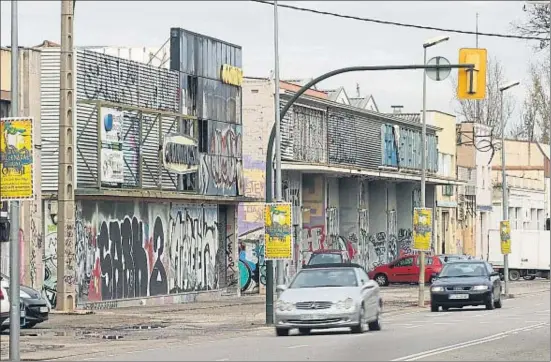  ?? PERE DURAN / NORD MEDIA ?? Set anys de degradació. L’entrada i sortida de Girona per la carretera de Barcelona presenta una imatge lamentable